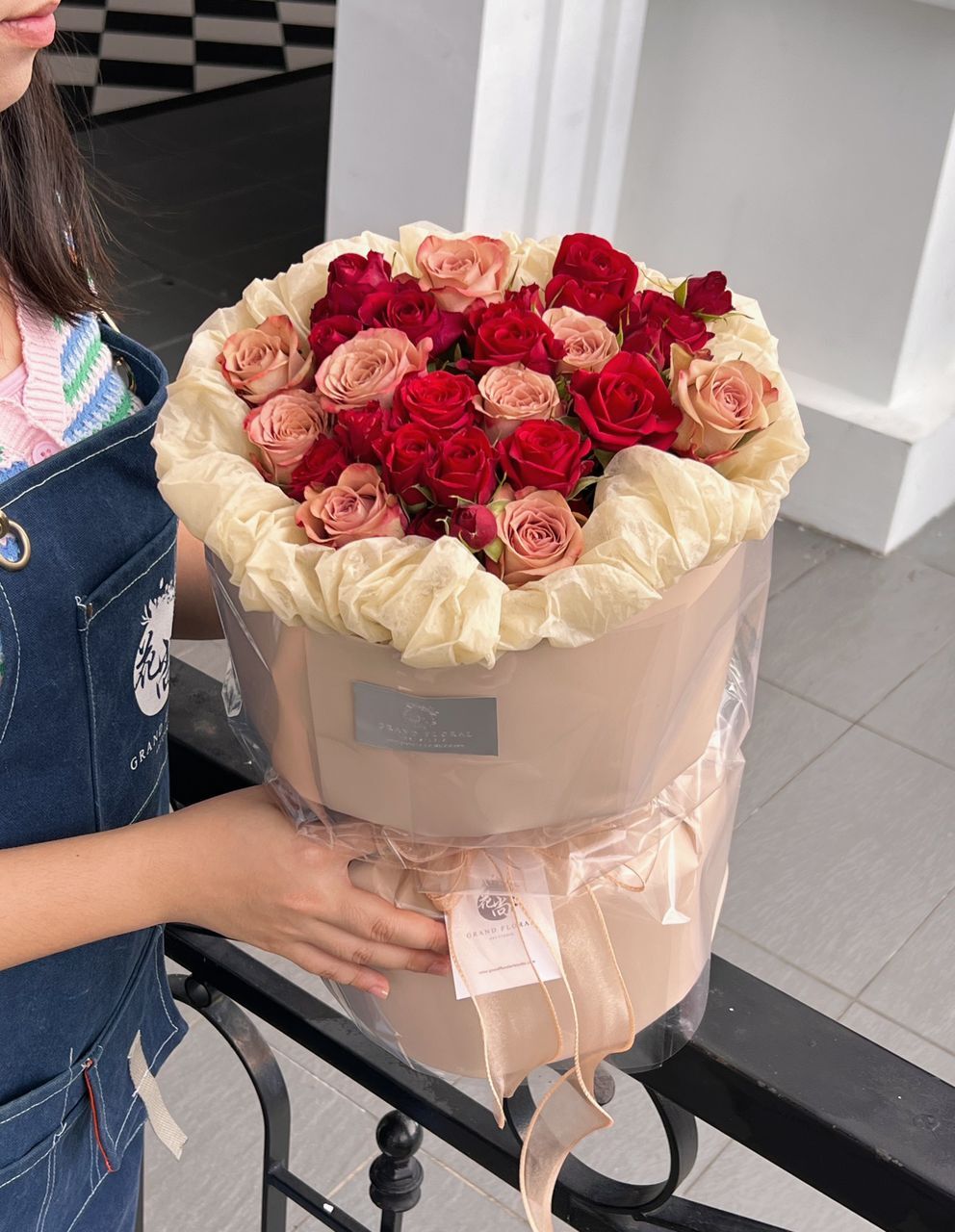 RM339 (9's Cappuccino Roses + Spary Roses)