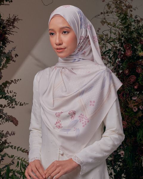 NOSTALGIA-RAYA_SHAWL-SATIN_KIAMBANG-2