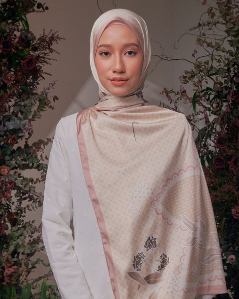 NOSTALGIA-RAYA_SHAWL-SATIN_JALUR