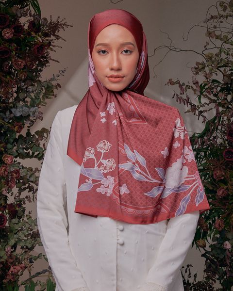 NOSTALGIA-RAYA_SHAWL-SATIN_BUNGA-RAYA