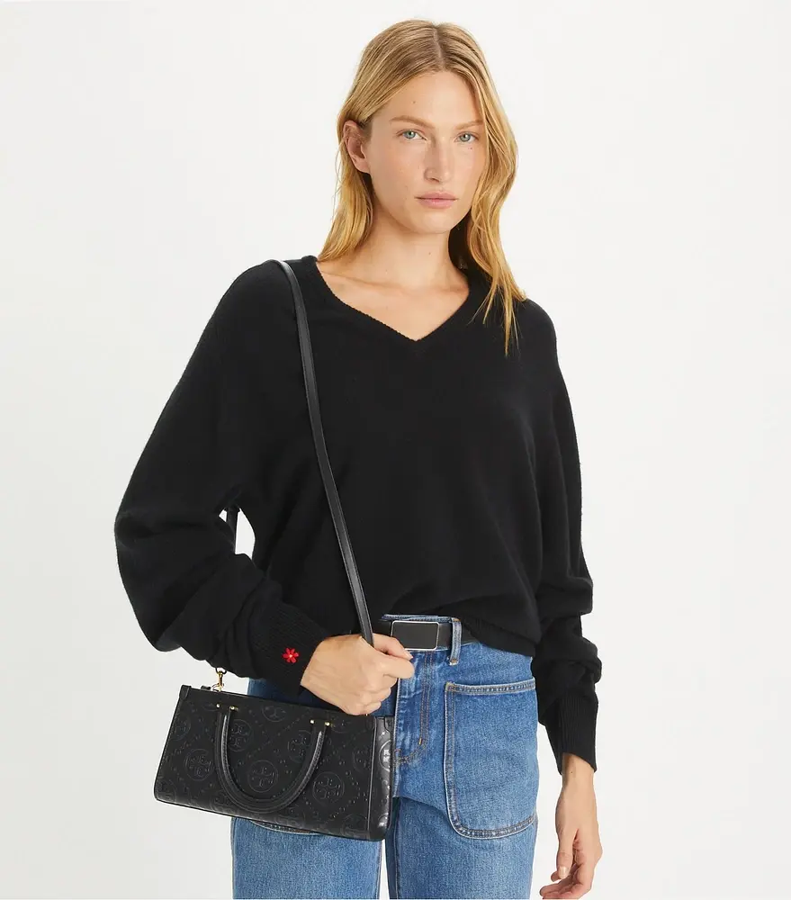 https%3A%2F%2Fs7.toryburch.com%2Fis%2Fimage%2FToryBurch%2Fstyle%2Ft-monogram-embossed-small-east-west-tote-accessory-on-model.TB_164641_001_20240903_OMACC.pdp-1440x1638.jpg_large