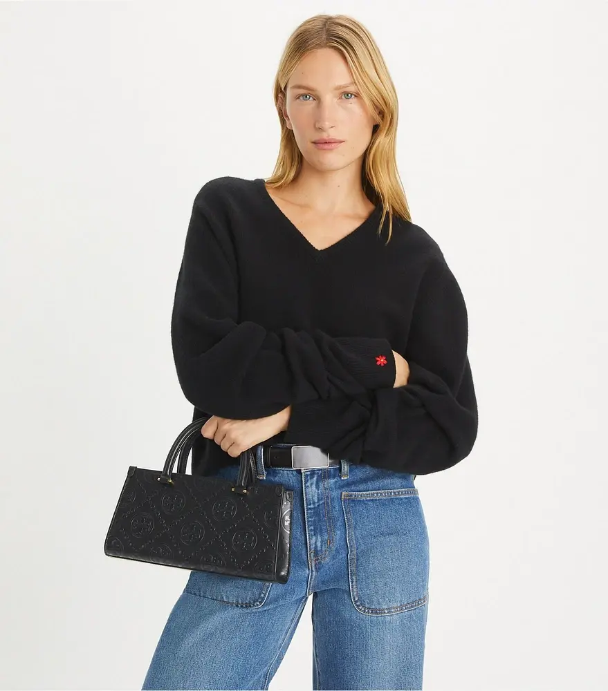 https%3A%2F%2Fs7.toryburch.com%2Fis%2Fimage%2FToryBurch%2Fstyle%2Ft-monogram-embossed-small-east-west-tote-additional-on-model.TB_164641_001_20240903_OMADD.pdp-1440x1638.jpg_large