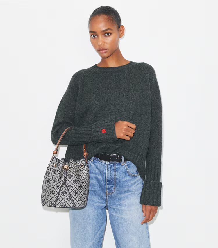 Tory Burch designer crossbody bags T Monogram Bucket Bag in Tory Navy additional on model