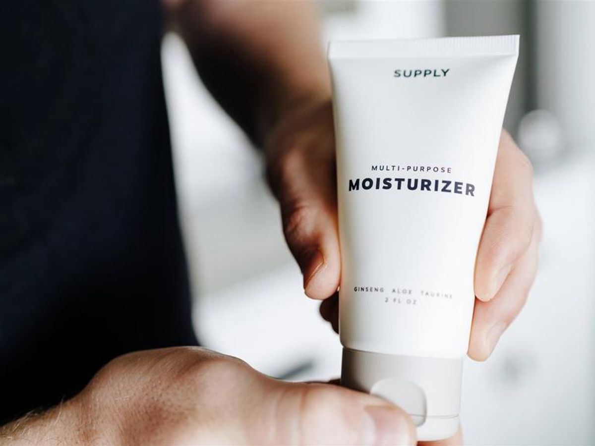 WHY YOU SHOULD USE A MOISTURIZER DAILY