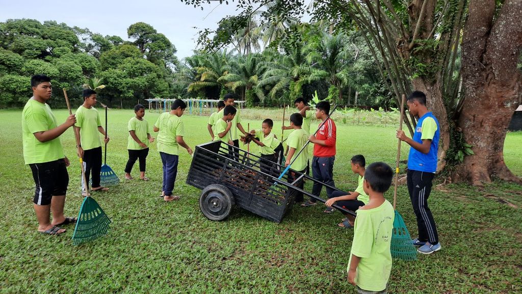Aktiviti Gotong Royong Membersihkan Kawasan Dahikmah