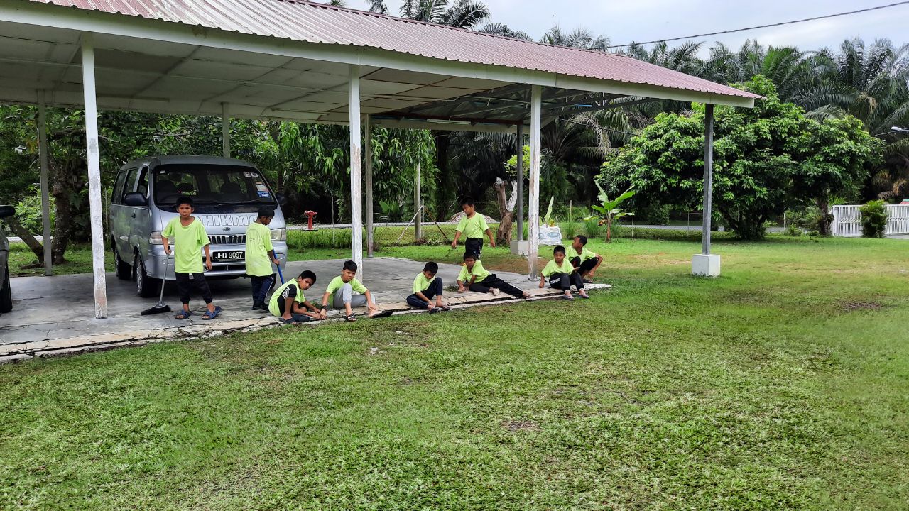 Aktiviti Gotong Royong Membersihkan Kawasan Dahikmah Pertubuhan Kebajikan Anak Anak Yatim Miskin Dahikmah