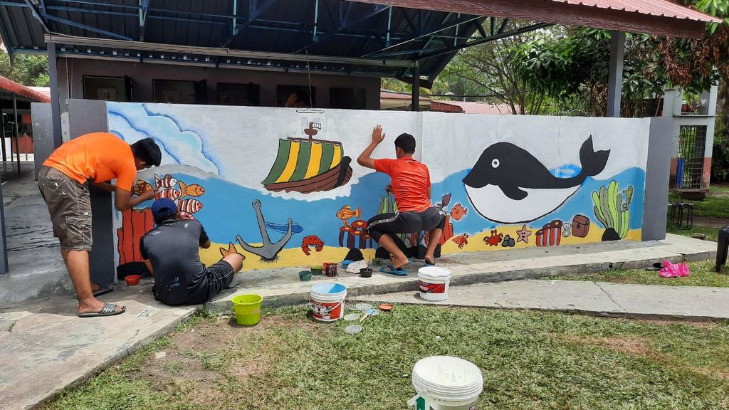 Kerja-kerja mengecat semula mural oleh pelajar Dahikmah