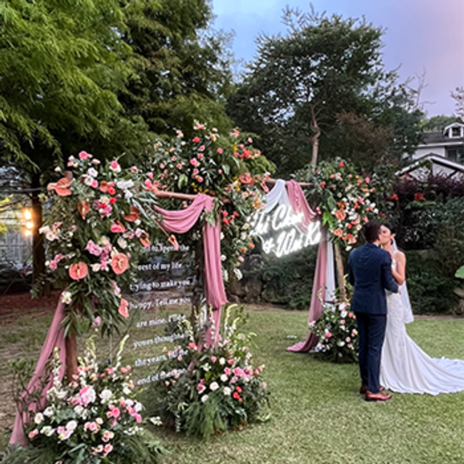 一花一草 | 花藝植藝工作室 | 服務項目 | JUST FOR YOU - 婚禮佈置 | 飯店背板戶外證婚