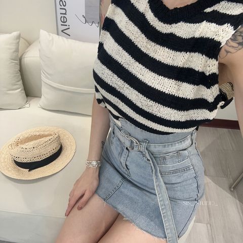 EFBB5C30-6E24-4DA5-B839-AACD9ADFFD8B