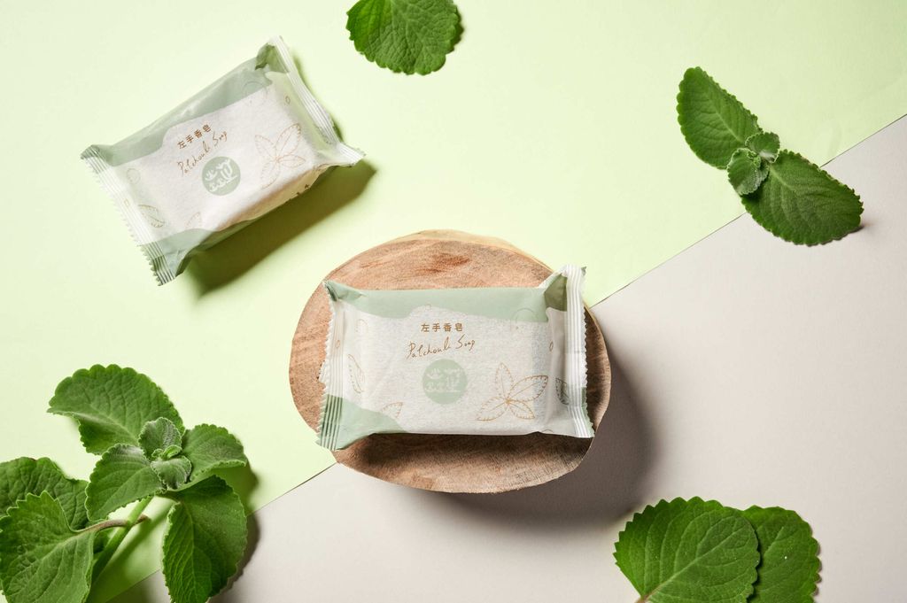 左手香皂 — Patchouli Soap; original packaging photograph