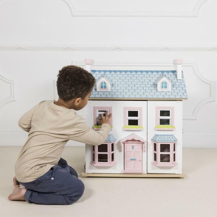 H118-boy-lifting-sash-window-on-mayberry-manor_720x720.jpg