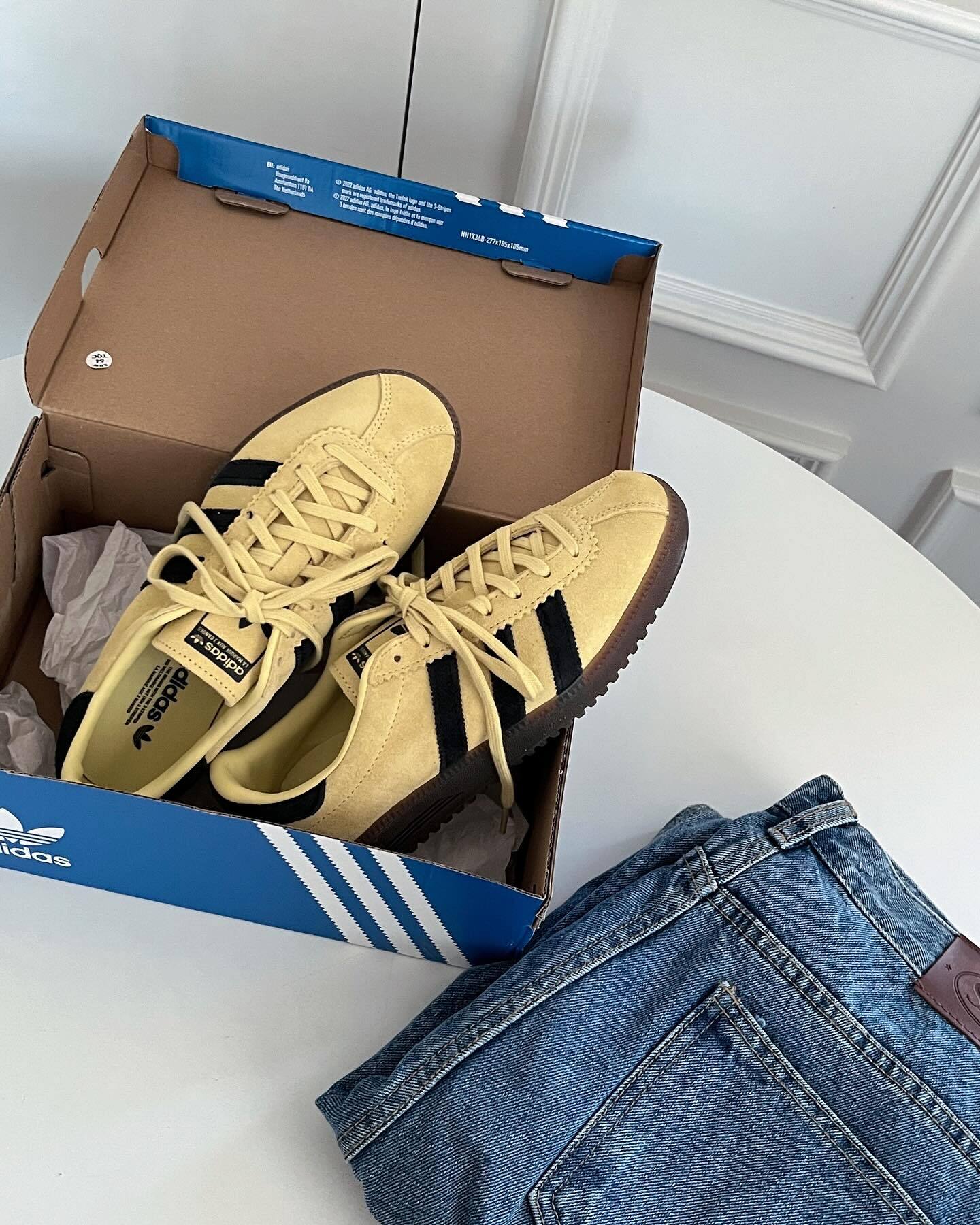 adidas BERUMDA W イエロー/クリーム 24.0