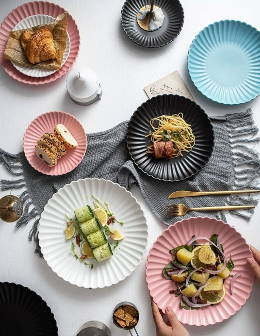 matte-round-chrysanthemum-plate