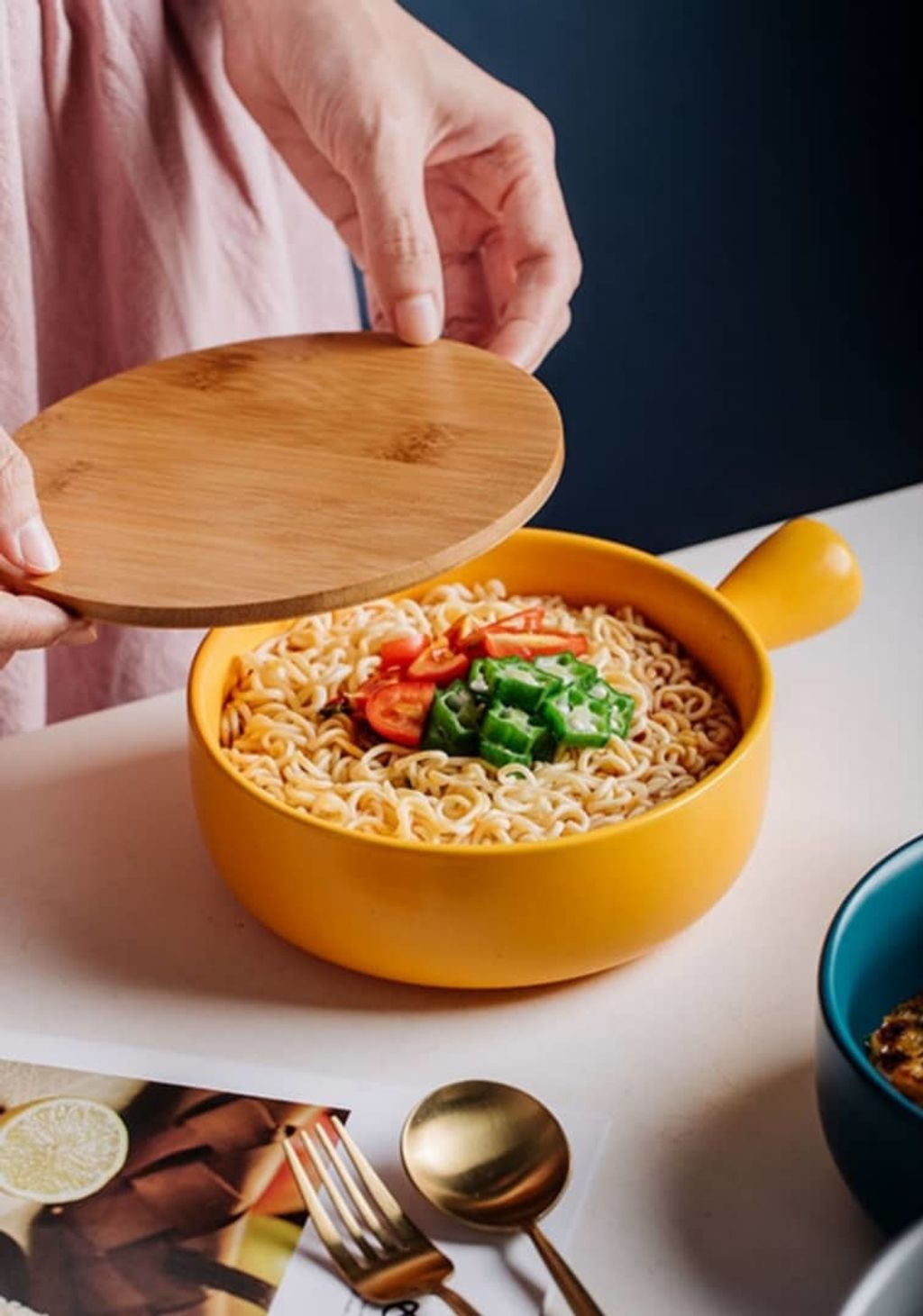 round-noodle-bowl-with-handle-8-5-