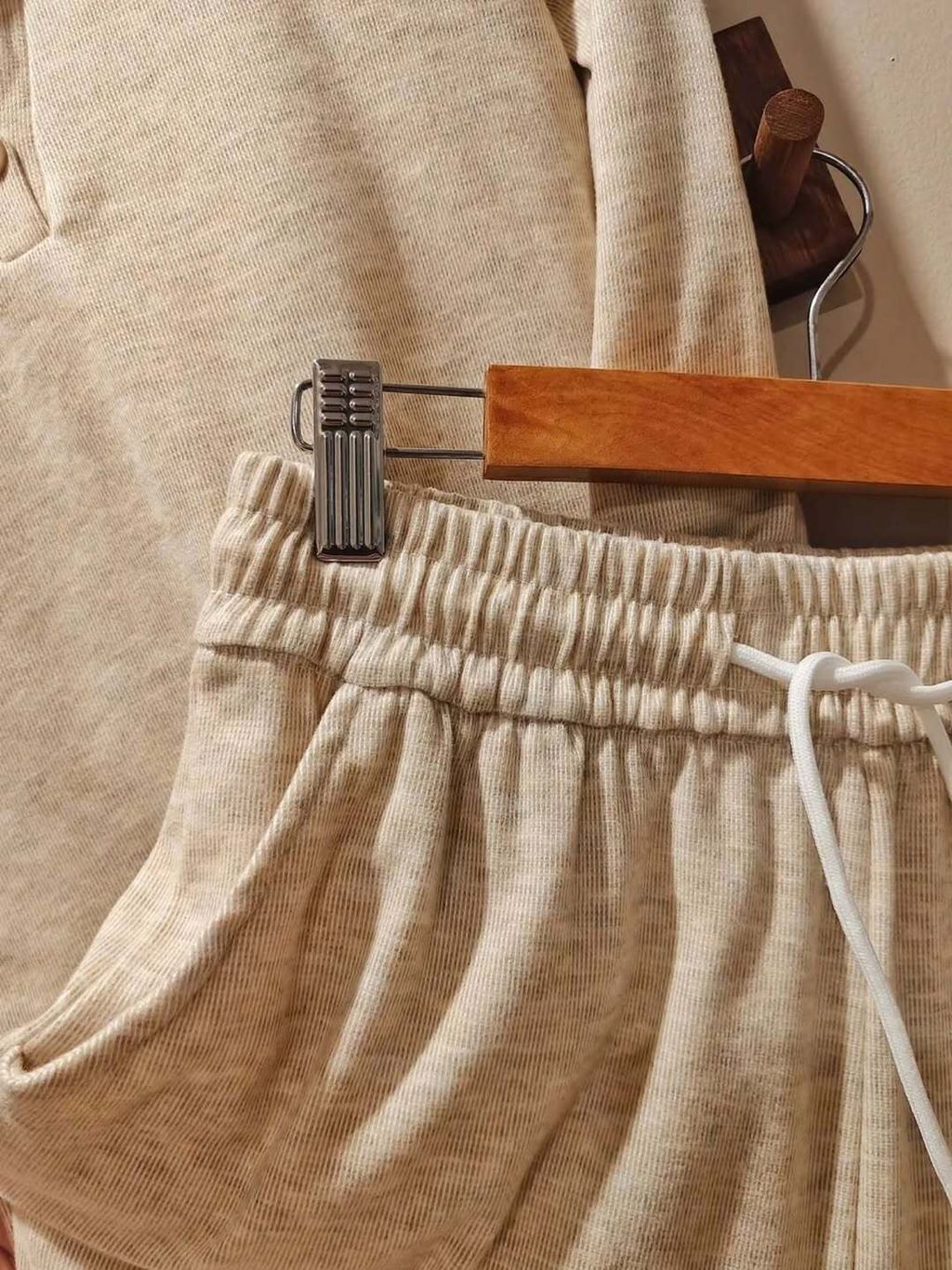 一些出游旅行系列 🤎介绍你们这套棉质的套装，非常舒服！这次长途+转机快30个小时，都是它 ✈️是假两件哟 ～裤子松紧腰，面料也有弹性🔍 Cozy Airport Setwww.vinta.heic (4)