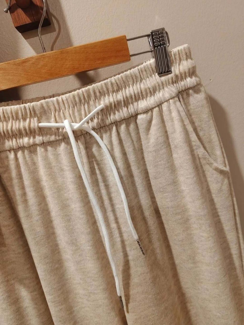 一些出游旅行系列 🤎介绍你们这套棉质的套装，非常舒服！这次长途+转机快30个小时，都是它 ✈️是假两件哟 ～裤子松紧腰，面料也有弹性🔍 Cozy Airport Setwww.vinta.heic (6)