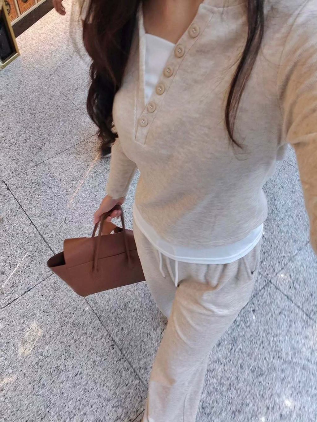 一些出游旅行系列 🤎介绍你们这套棉质的套装，非常舒服！这次长途+转机快30个小时，都是它 ✈️是假两件哟 ～裤子松紧腰，面料也有弹性🔍 Cozy Airport Setwww.vinta.heic (2)