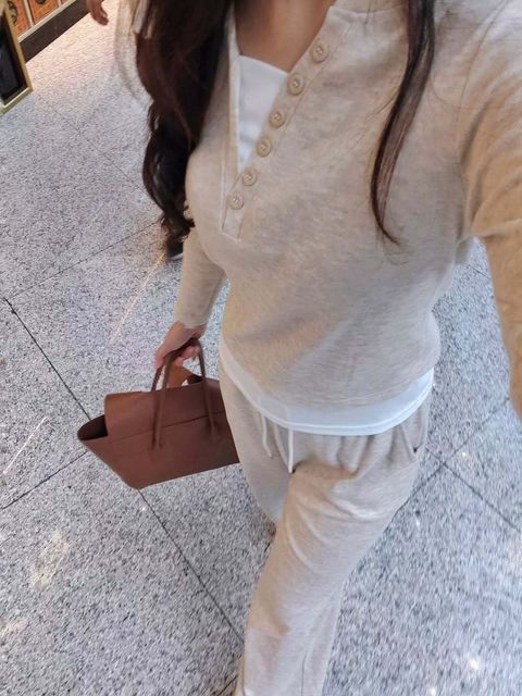 一些出游旅行系列 🤎介绍你们这套棉质的套装，非常舒服！这次长途+转机快30个小时，都是它 ✈️是假两件哟 ～裤子松紧腰，面料也有弹性🔍 Cozy Airport Setwww.vinta.heic (2)