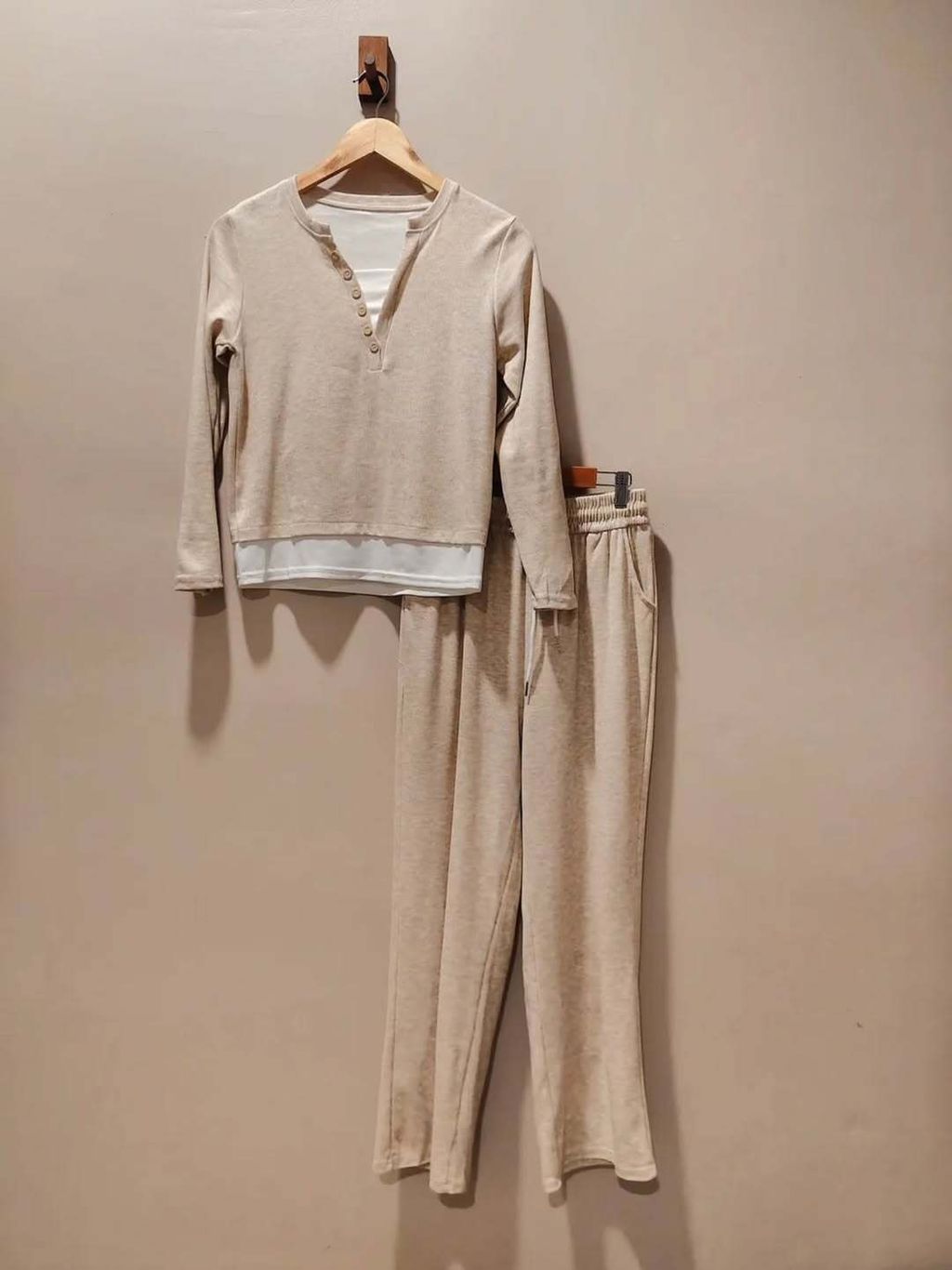 一些出游旅行系列 🤎介绍你们这套棉质的套装，非常舒服！这次长途+转机快30个小时，都是它 ✈️是假两件哟 ～裤子松紧腰，面料也有弹性🔍 Cozy Airport Setwww.vinta.heic (3)