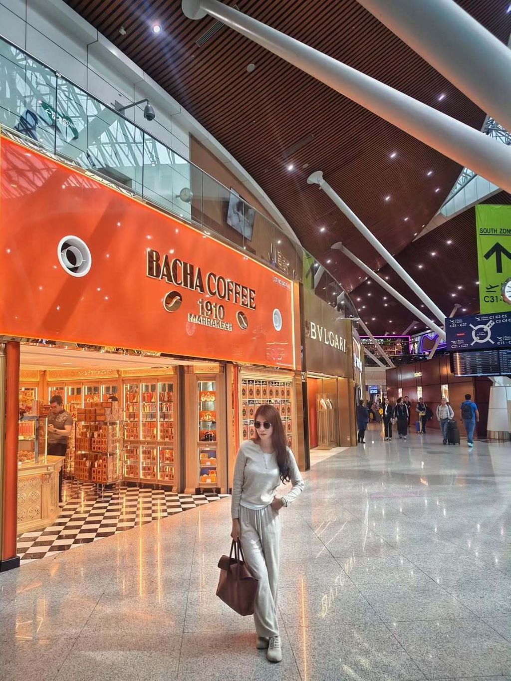 一些出游旅行系列 🤎介绍你们这套棉质的套装，非常舒服！这次长途+转机快30个小时，都是它 ✈️是假两件哟 ～裤子松紧腰，面料也有弹性🔍 Cozy Airport Setwww.vinta.heic (1)