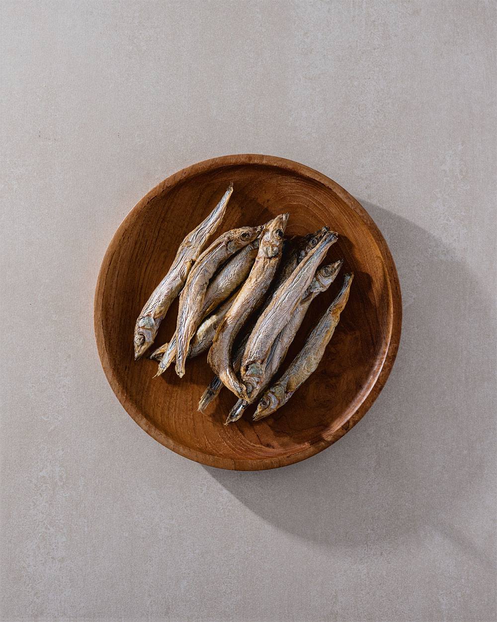 juma-freeze-dried-capelin-on-wooden-plate