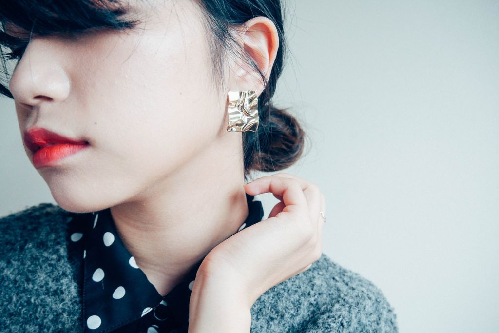 模特配戴長方水波紋耳環－日常氣質風格