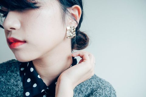 模特配戴長方水波紋耳環－日常氣質風格