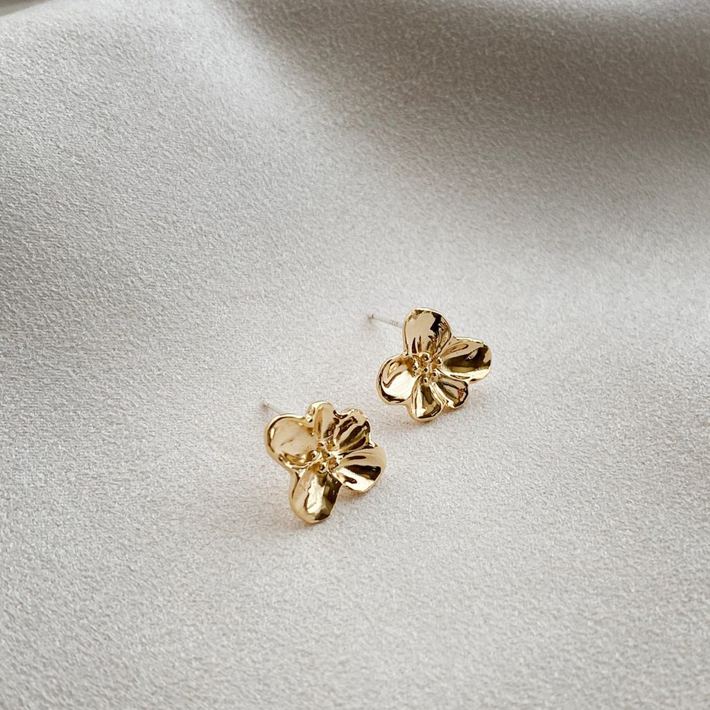 烏托邦之花耳環特寫，雕刻花紋與立體細節清晰呈現