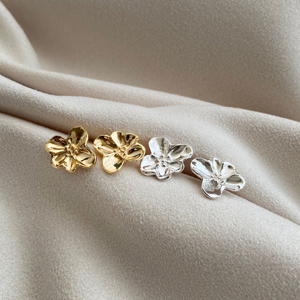 烏托邦之花耳環特寫，雕刻花紋與立體細節清晰呈現