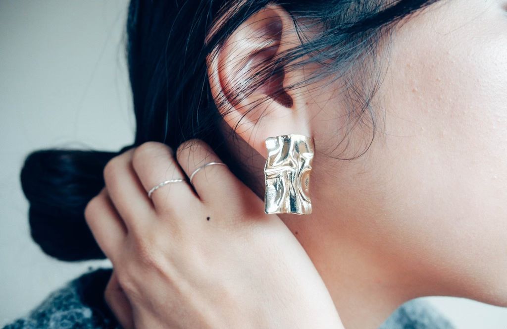 模特配戴長方水波紋耳環－日常氣質風格