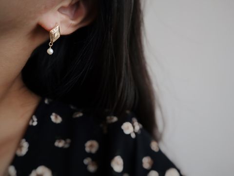 菱形典雅耳環配戴照，俐落線條展現優雅氛圍