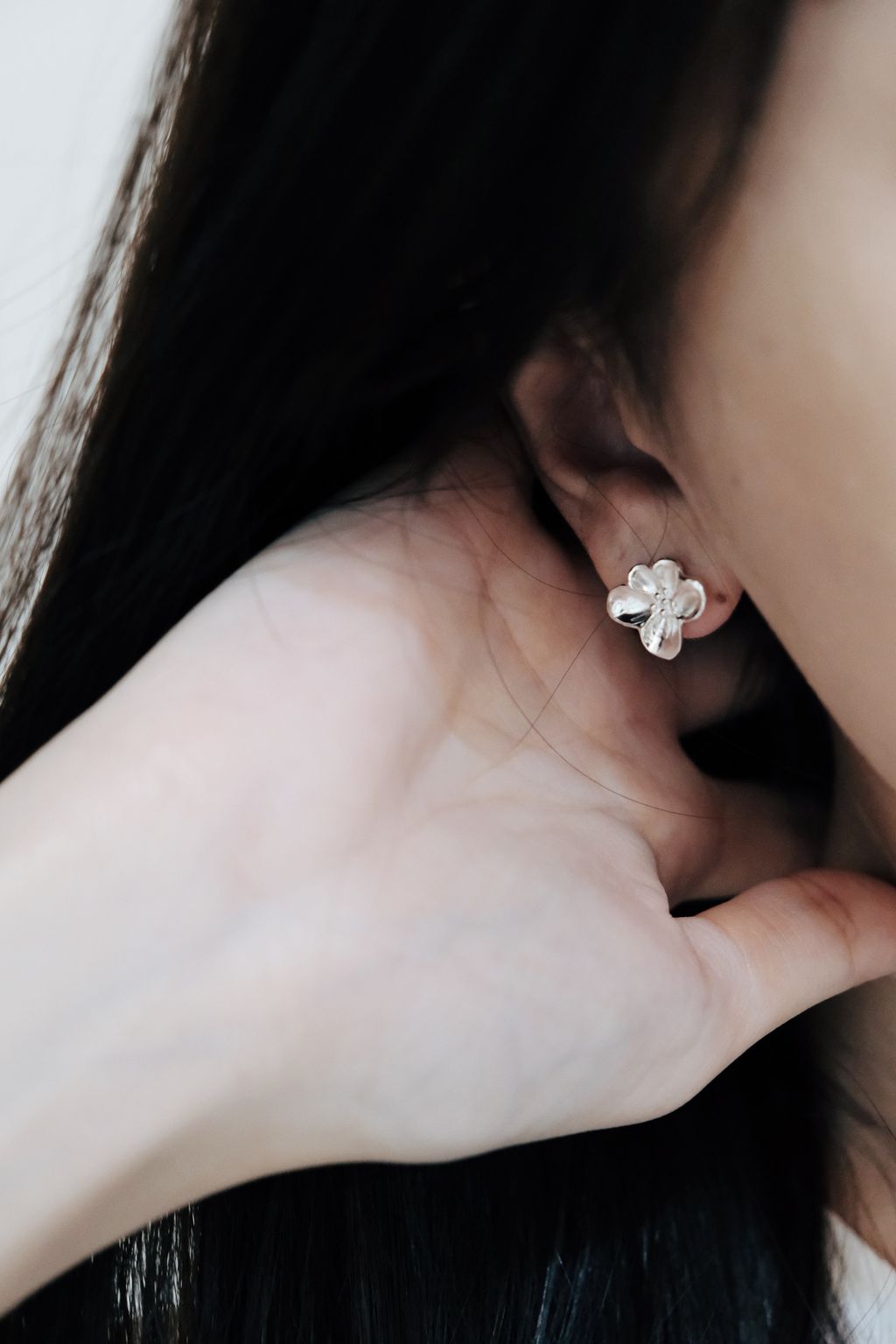 烏托邦之花配戴照，展現夢幻花瓣造型與柔和光澤
