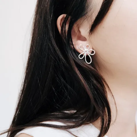 大款花花線條耳環配戴照，展現花型線條與耳際輪廓比例