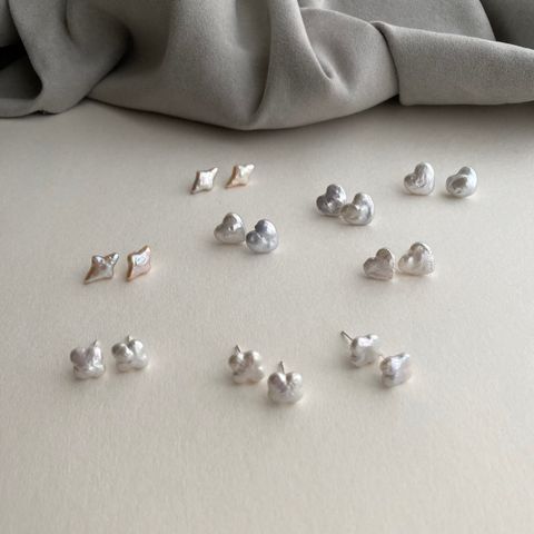 珍珠耳環特寫，呈現心型結構與天然珍珠光澤