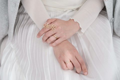 繞呀繞的花戒指配戴照，PIPIJUDY 原創花型金屬戒，纏繞指尖的柔美線條