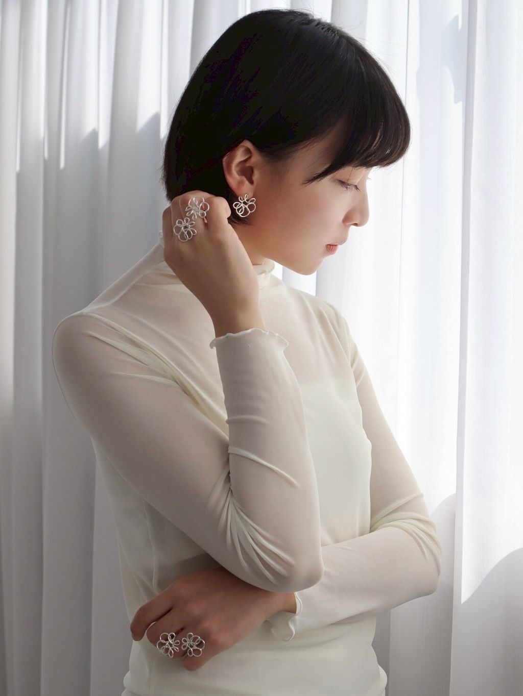 花花戒指情境搭配照，柔美又有風格的日常配飾選擇
