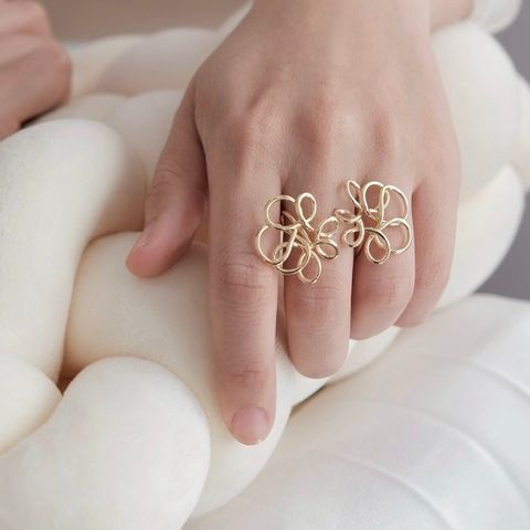 繞呀繞的花戒指主圖，PIPIJUDY 原創設計金屬花線條戒環造型