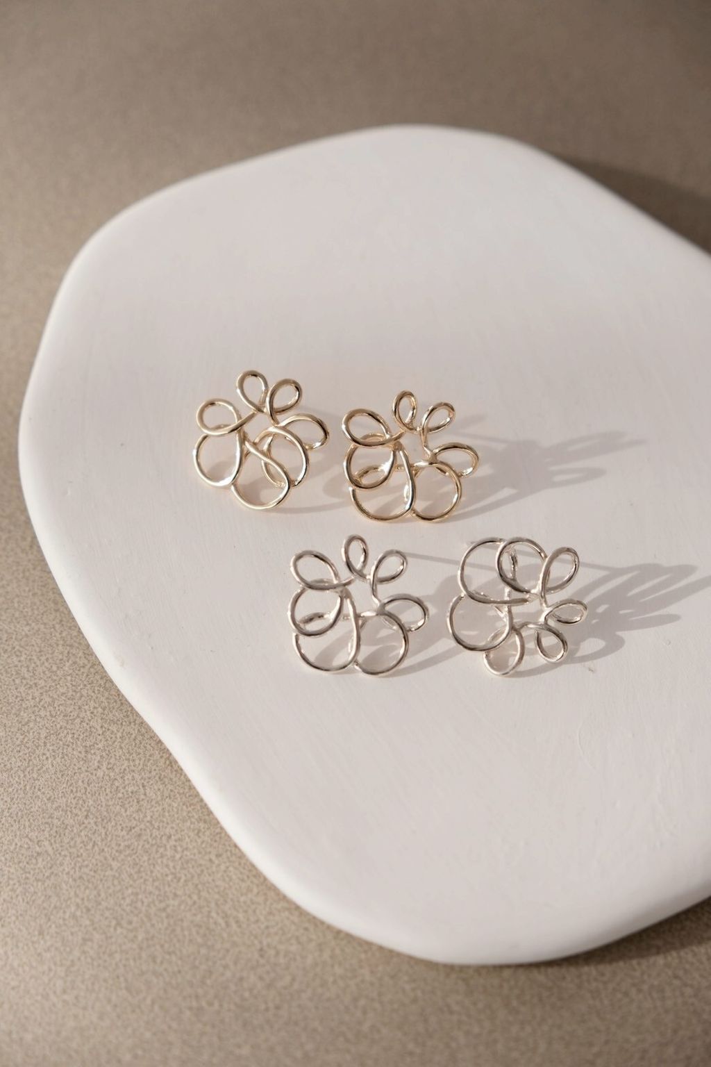 繞呀繞的花耳環主圖，PIPIJUDY 原創設計金屬小花造型飾品