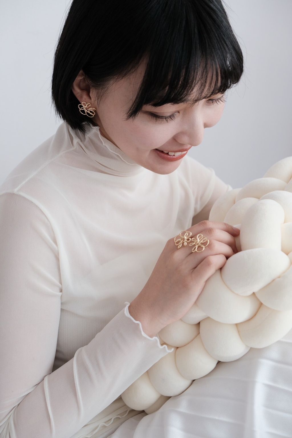 繞呀繞的花 耳環 配戴照，呈現實際尺寸與風格