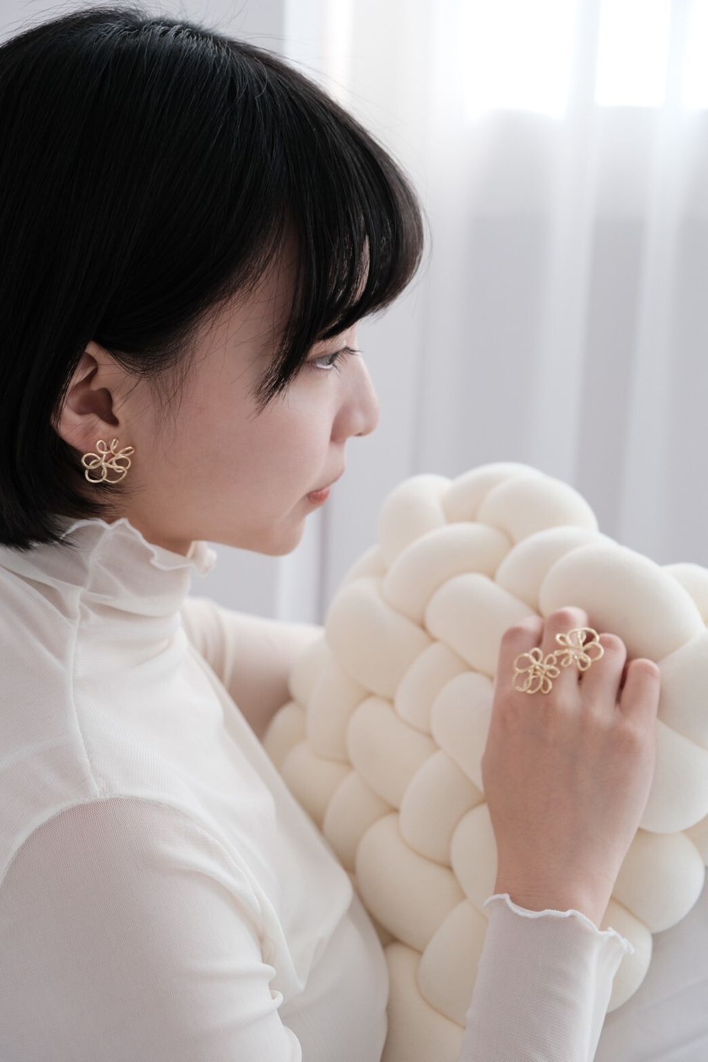 繞呀繞的花 耳環 情境圖，搭配日常穿搭展示風格