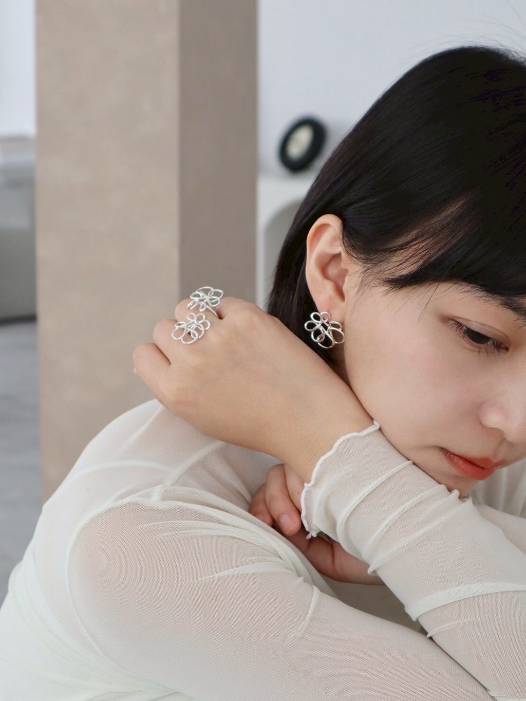 繞呀繞的花 耳環 特寫圖，展現金工細節與材質