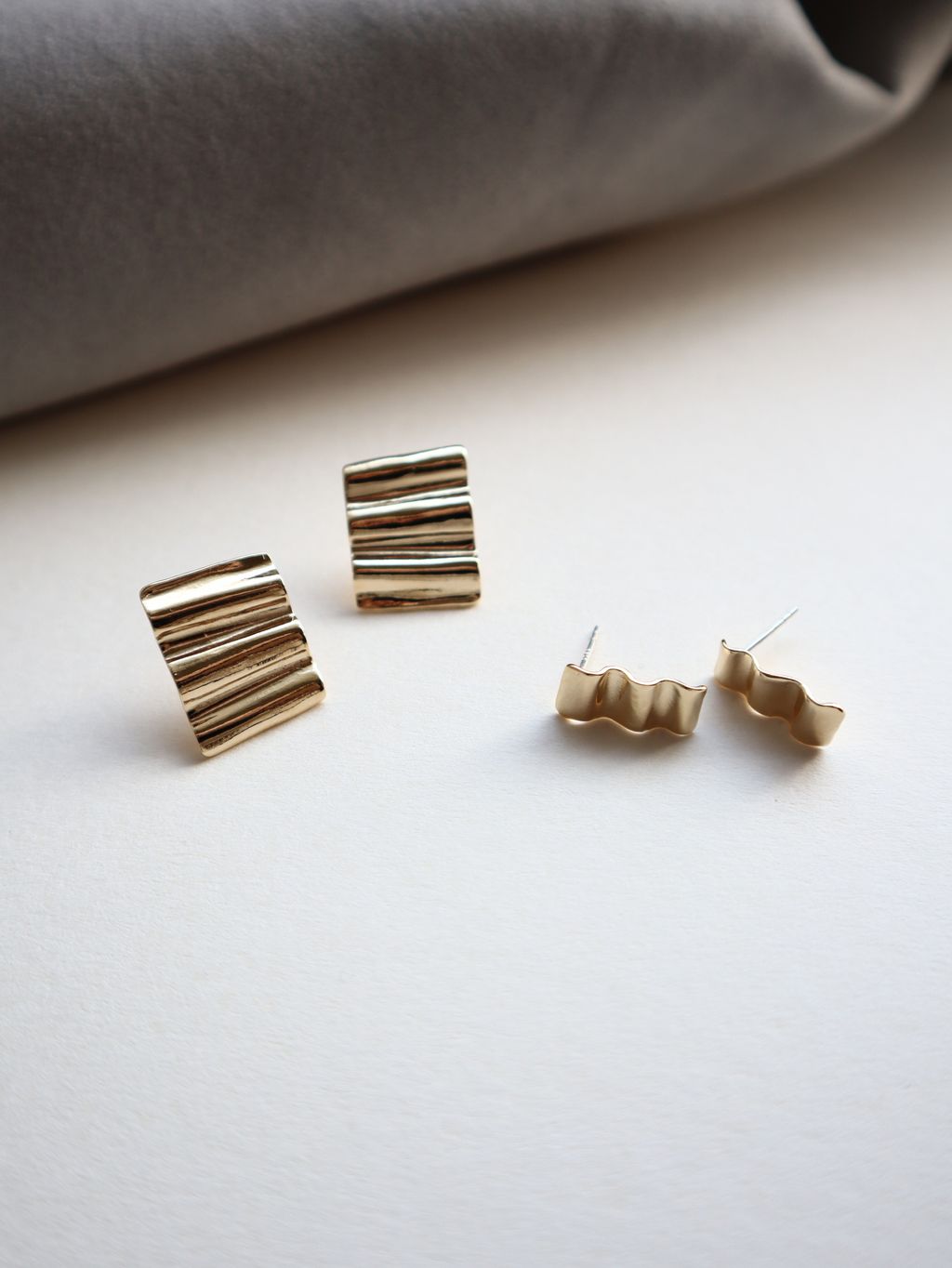 小款波浪耳環配戴照，展現金屬光感與線條感