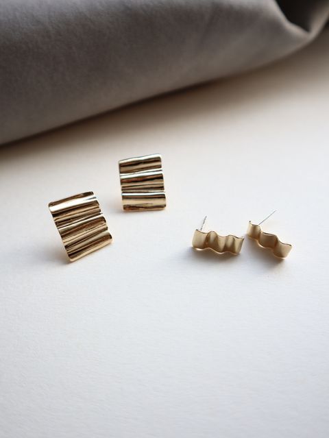 小款波浪耳環配戴照，展現金屬光感與線條感