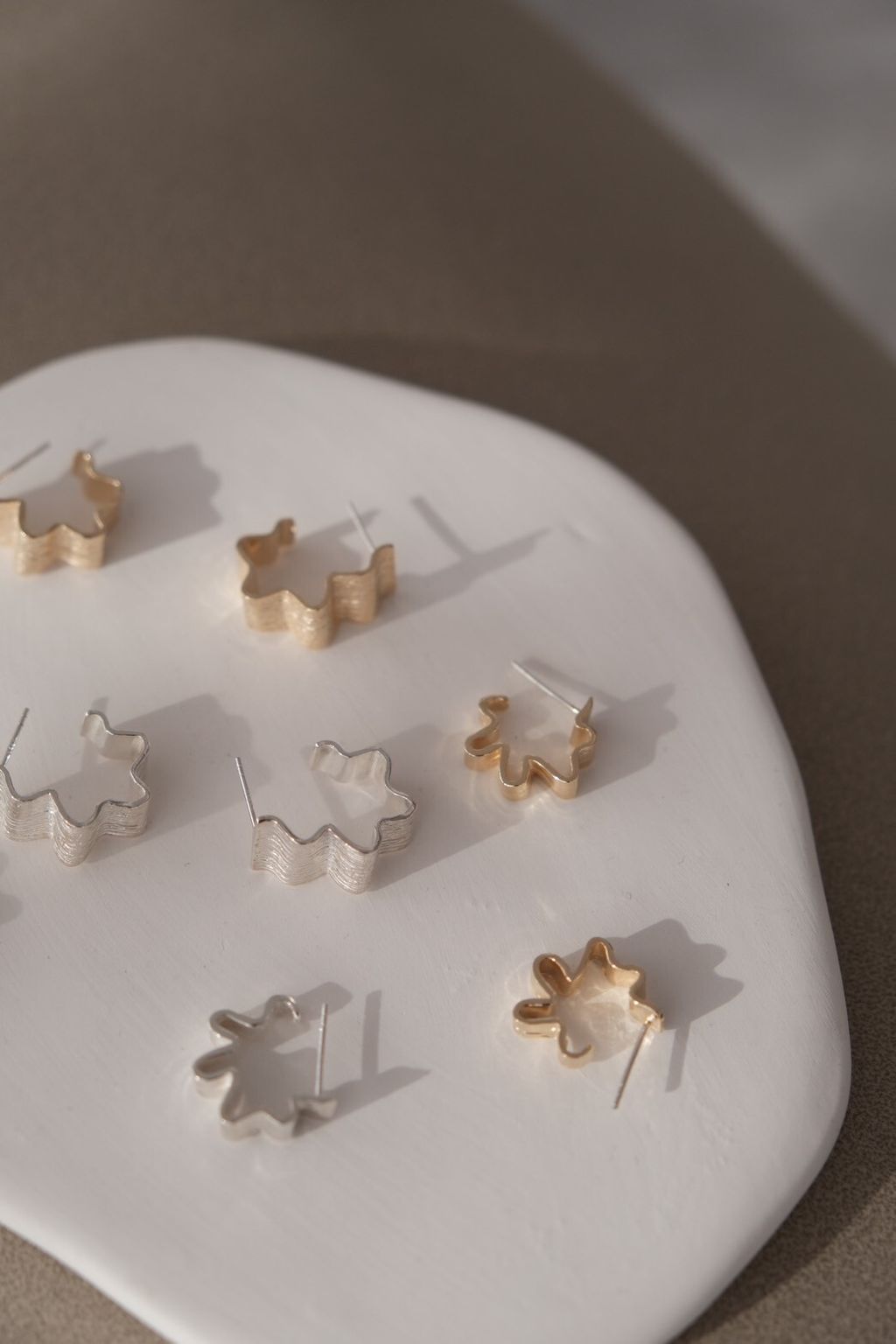 髮絲印花耳環主圖，PIPIJUDY 原創設計金屬結構與壓模紋理的造型耳飾