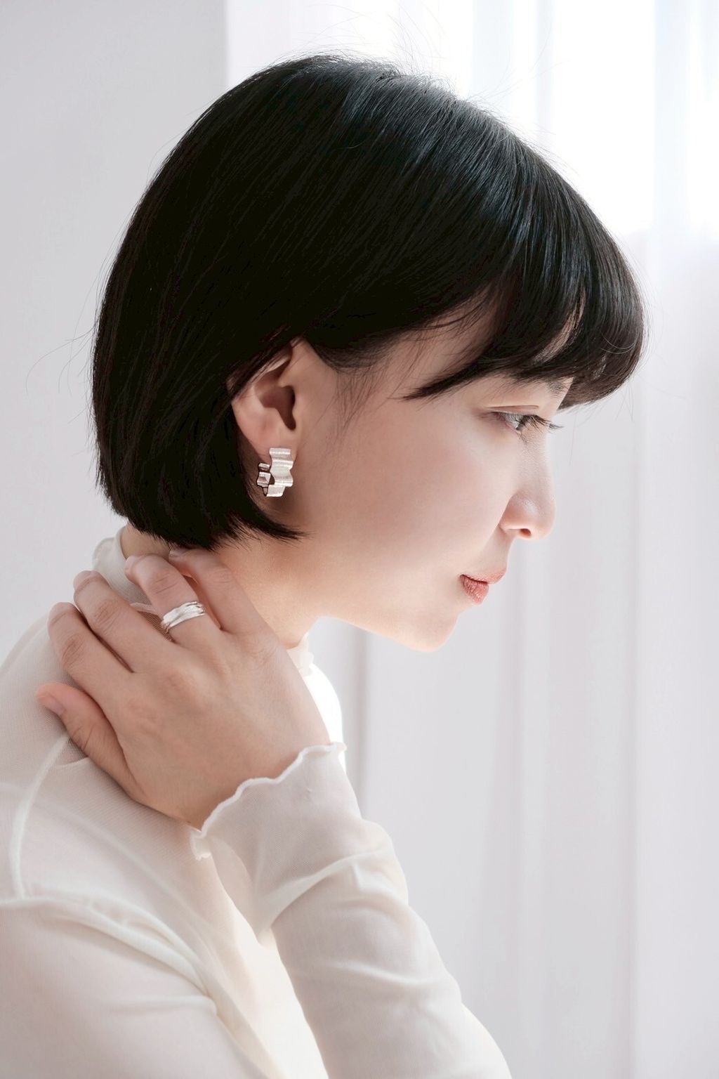 髮絲印花耳環佩戴照，PIPIJUDY 原創設計金屬結構與壓模紋理的造型耳飾