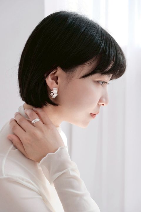 髮絲印花耳環佩戴照，PIPIJUDY 原創設計金屬結構與壓模紋理的造型耳飾