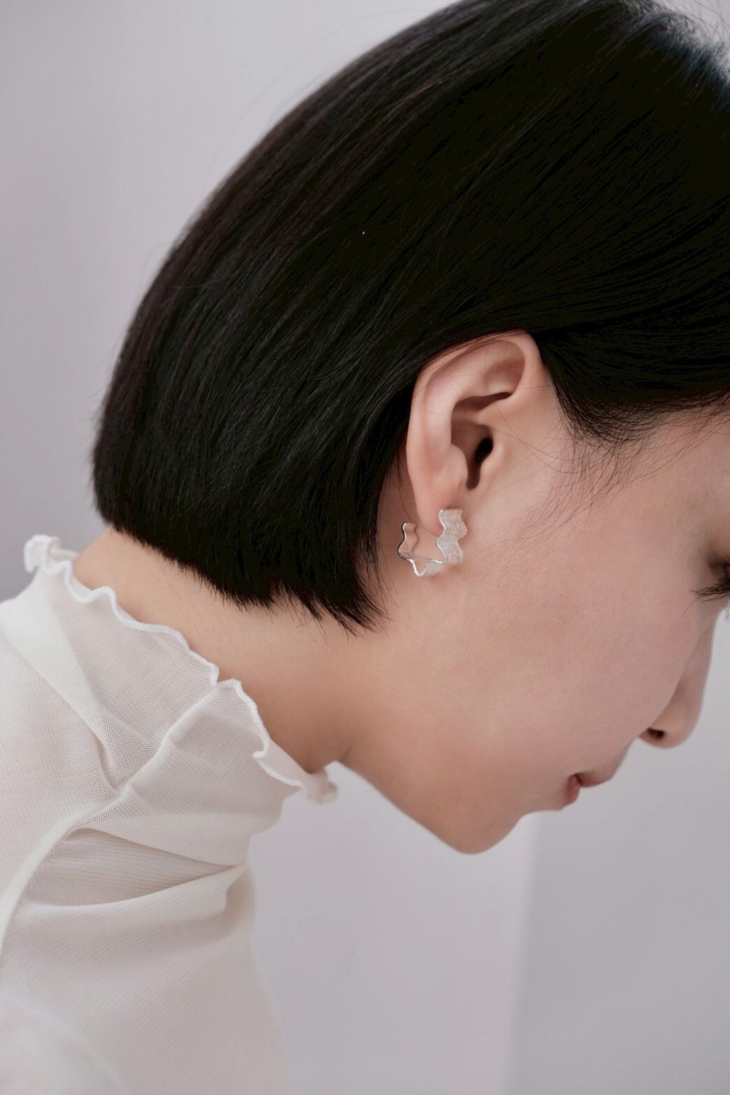 髮絲印花耳環佩戴照，PIPIJUDY 原創設計金屬結構與壓模紋理的造型耳飾