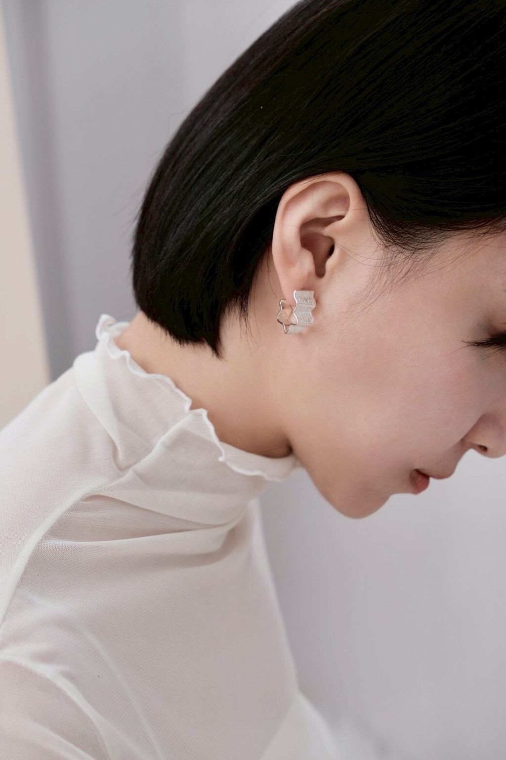 髮絲印花耳環佩戴照，PIPIJUDY 原創設計金屬結構與壓模紋理的造型耳飾