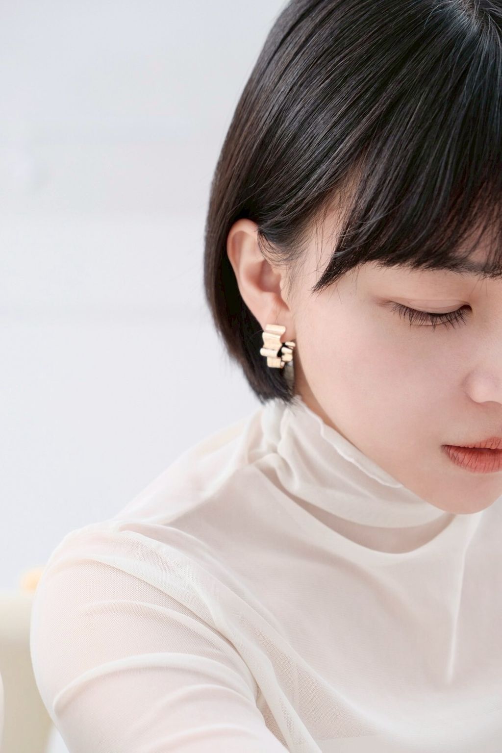 髮絲印花耳環佩戴照，PIPIJUDY 原創設計金屬結構與壓模紋理的造型耳飾