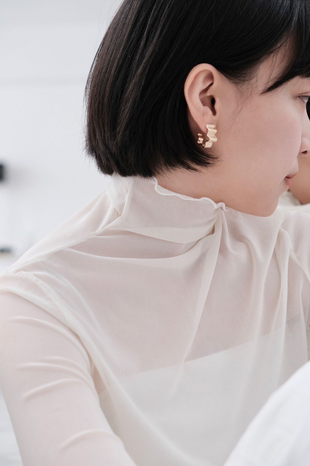 髮絲印花耳環佩戴照，PIPIJUDY 原創設計金屬結構與壓模紋理的造型耳飾